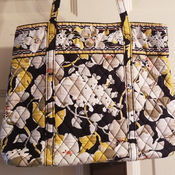 VERA BRADLEY Dogwood quilted purse! - Picture 4 of 7